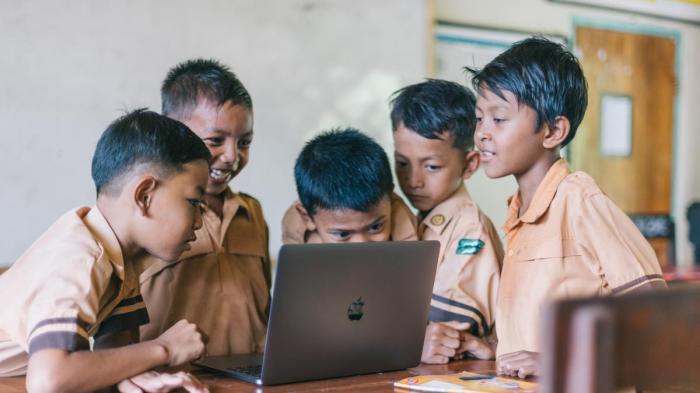 Jelaskan program pemerintah dalam bidang pendidikan