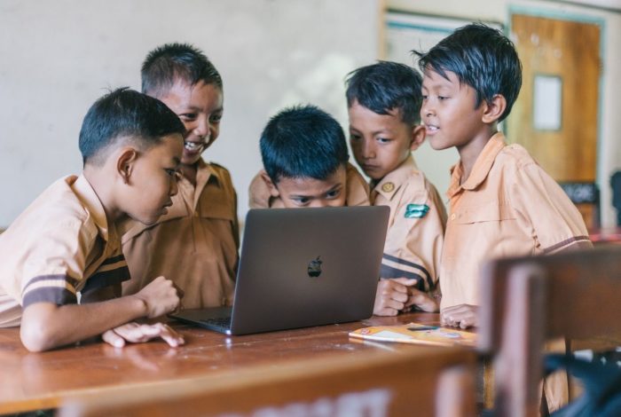 Model pembelajaran peer instruction untuk interaksi antar siswa