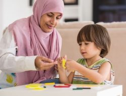 Peran Penting Orang Tua dalam Mengelola Keuangan Pendidikan Anak 5 Peran Penting Orang Tua dalam Mengelola Keuangan Pendidikan Anak