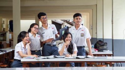 Cara memilih sekolah menengah terbaik untuk anak Anda