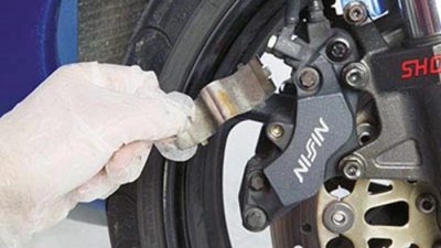 Cara membersihkan kaliper rem depan