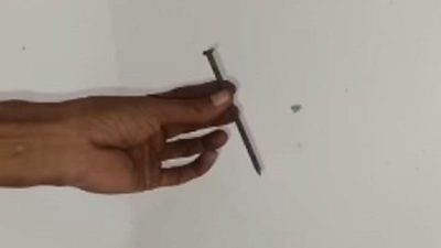 Cara memaku kayu keras agar paku tidak bengkok