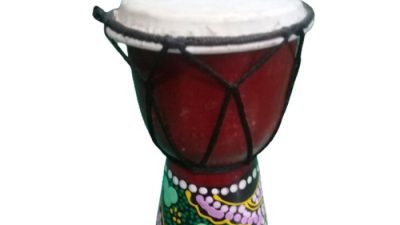 Alat musik tifa yang berasal dari papua dimainkan dengan cara