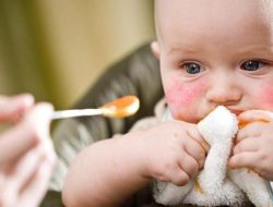 Cara Mengatasi Alergi Makanan pada Bayi: Panduan Lengkap untuk Orang Tua