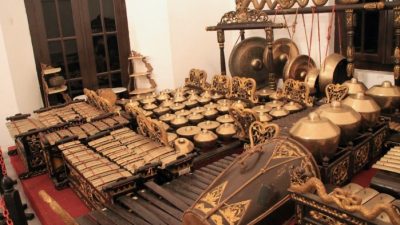 Instrumen gamelan yang dimainkan dengan cara dipetik adalah