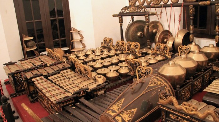 Instrumen gamelan yang dimainkan dengan cara dipetik adalah