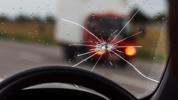 Cara memperbaiki kaca retak mobil