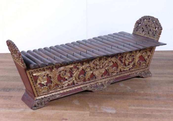 Instrumen gamelan yang dimainkan dengan cara dipetik adalah