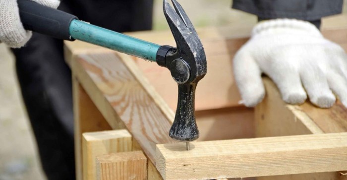 Cara memaku kayu keras agar paku tidak bengkok