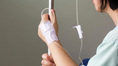 Cara memasang infus di tangan