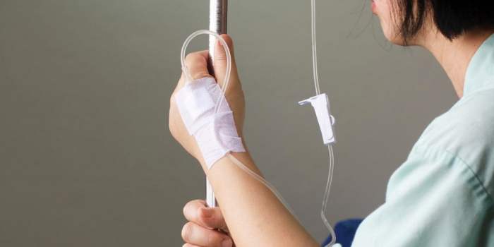 Cara memasang infus di tangan