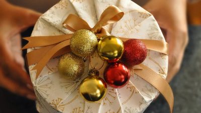 Cara Membungkus Kado Bulat dengan Kreatif