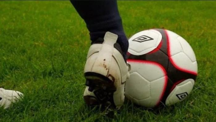 Jelaskan cara melakukan tendangan dengan kaki bagian dalam