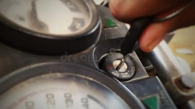 Cara membuka tutup kunci motor