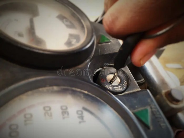 Cara membuka tutup kunci motor