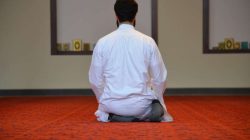 Cara shalat duduk di lantai