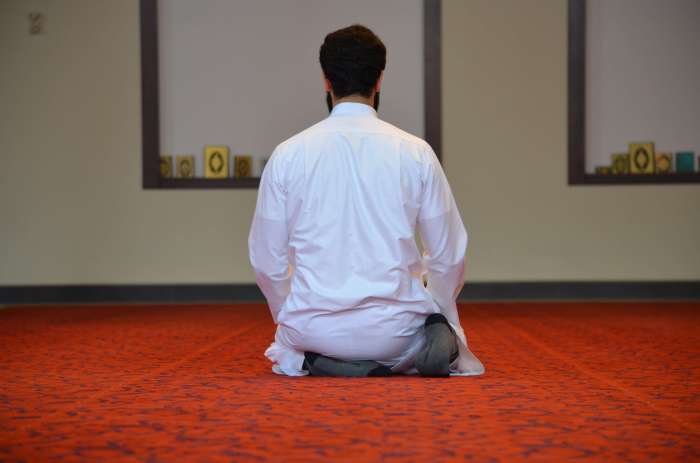 Cara shalat duduk di lantai