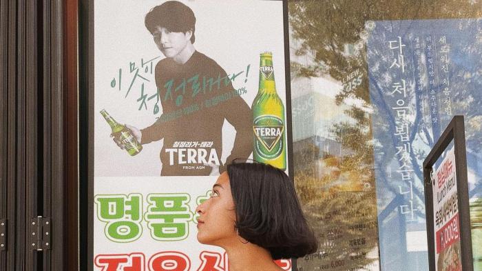 Pesan utama dari poster komersil dari suatu produk adalah