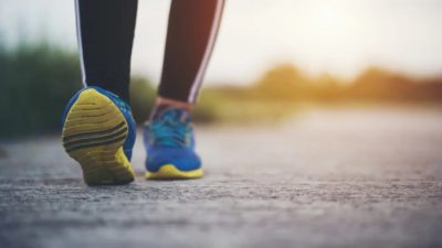 Yang tidak diperbolehkan dalam melakukan gerakan jalan cepat adalah