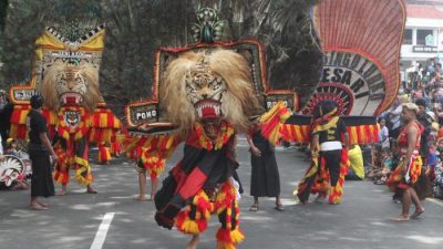 Ciri ciri teater tradisional adalah