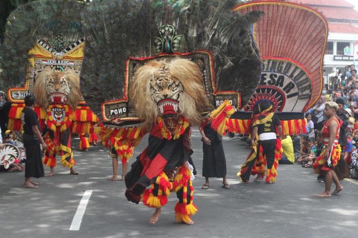 Ciri ciri teater tradisional adalah
