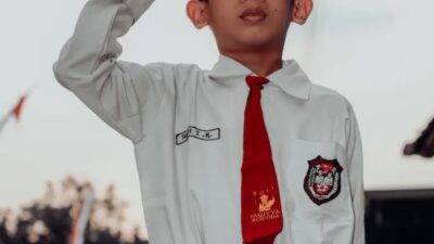 Sikap kita sebagai siswa untuk meneruskan perjuangan para pahlawan adalah