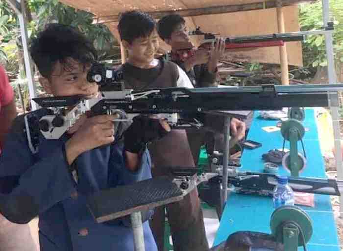 Teknik menembak yang didahului dengan melangkah dua langkah yaitu