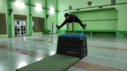 Langkah pertama dalam melakukan tolakan pada loncat kangkang adalah