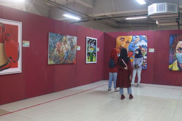 Seni rupa yang memiliki panjang dan lebar disebut