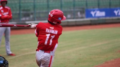 Seorang pemain softball mendapat kesempatan memukul bola sebanyak