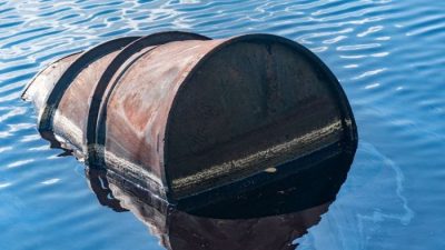 Sebuah drum besi dapat mengapung di dalam air disebabkan oleh