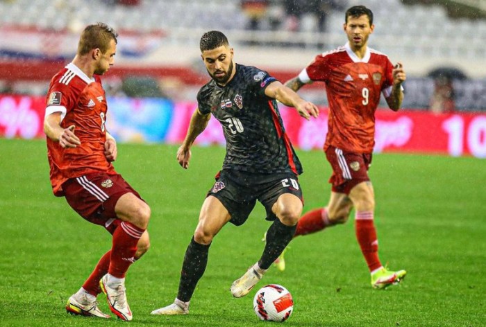 Pemain belakang dalam permainan sepak bola disebut juga dengan istilah
