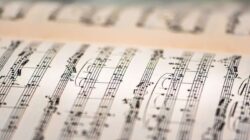 Medium seni musik adalah