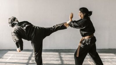 Serangan pencak silat yang menggunakan kaki umumnya disebut