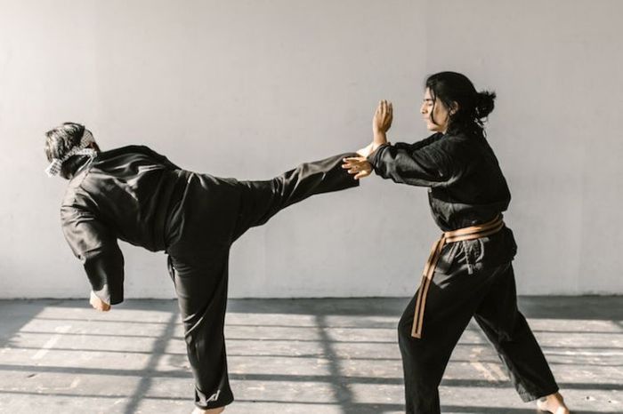 Serangan pencak silat yang menggunakan kaki umumnya disebut
