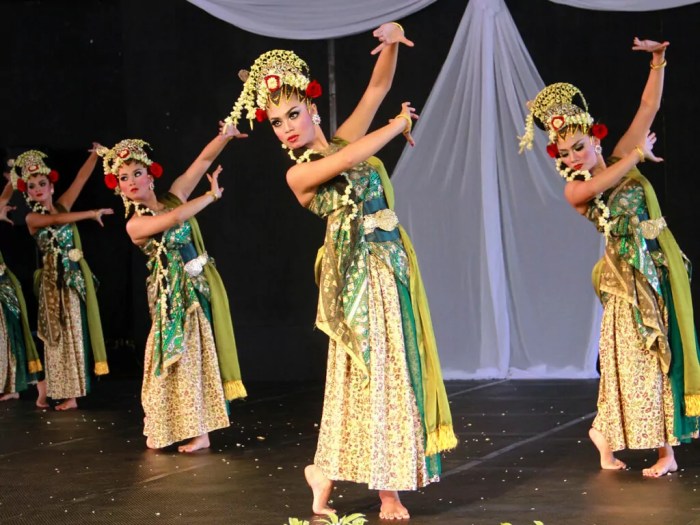 Tari jaipong dari jawa barat diiringi dengan