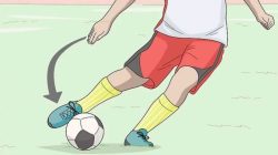 Posisi badan saat menendang bola jarak jauh adalah