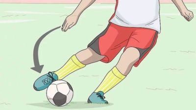 Teknik Posisi Badan Ideal Tendangan Bola Jarak Jauh