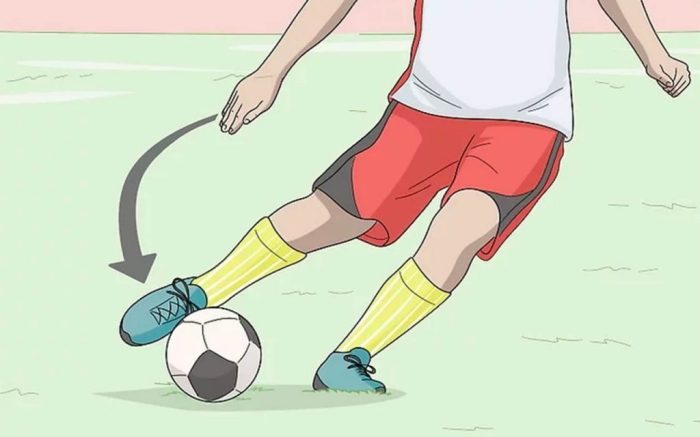 Posisi badan saat menendang bola jarak jauh adalah