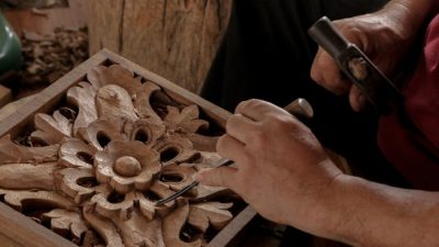Seni yang pembuatannya dengan cara menggunakan teknik teknik ukir adalah