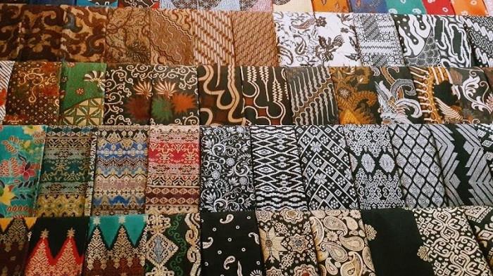 Faktor yang mempengaruhi ciri khas kerajinan suatu daerah yaitu
