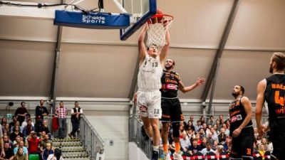 Tujuan utama permainan bola basket adalah