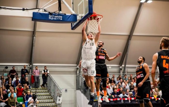 Tujuan utama permainan bola basket adalah