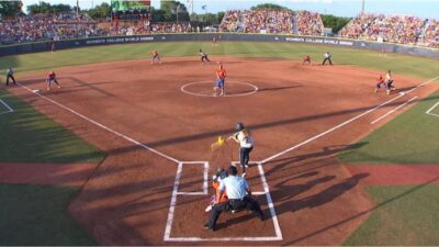 Dalam permainan softball pemain yang bertugas melambungkan bola adalah