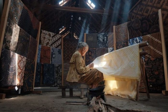Seni kriya seperti keramik pada awalnya diciptakan untuk
