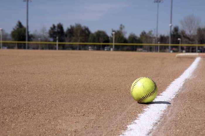 Softball bentuk lapangan dengan