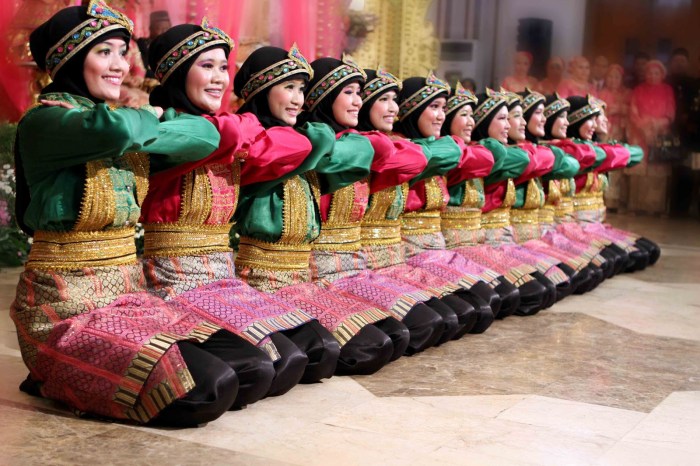 Tari yapong berasal dari daerah