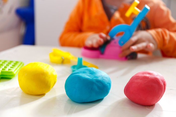 Bahan yang dapat digunakan untuk membuat plastisin mainan adalah