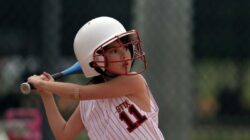 Softball adalah olahraga permainan yang menggunakan bola