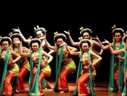 Tari Jaipong Jawa Barat diiringi dengan Musik Tradisional